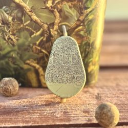 130 grammos Red Sinker inline horgász súly zöld színben, természetes környezetben. Red Sinker inline horgász súly 130g zöld színben, bojli mellett