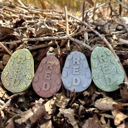 Színes Red Sinker grippa 150 g súlyok a természetben – stabil tapadás, környezetbarát anyagból Red Sinker 150 g grippa horgász súlyok színes változatban természetes környezetben