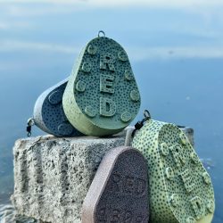 Red Sinker grippa horgász súlyok természetes környezetben, a Naplás-tó partján Red Sinker grippa horgász súlyok a Naplás-tónál