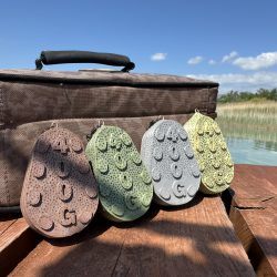 Környezetbarát Red Sinker grippa horgász súlyok több színben, vízparti környezetben Red Sinker színes grippa horgász súlyok a vízparton