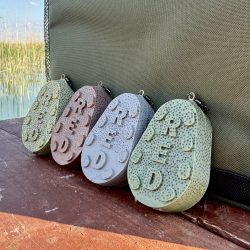 Ólommentes, környezetbarát Red Sinker grippa horgász súlyok a Balaton partján, több színben. Red Sinker grippa horgász súlyok a Balaton partján