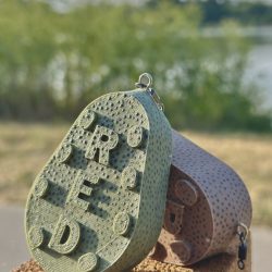 Ólommentes Red Sinker grippa horgász súlyok a Naplás-tó partján, természetes környezetben. Red Sinker grippa horgász súlyok a Naplás-tónál