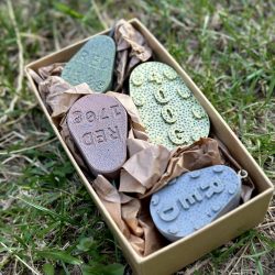 Környezetbarát dobozban érkező Red Sinker inline és grippa horgász súlyok – fenntartható megoldás a modern horgászatban. Red Sinker inline és grippa horgász súlyok környezetbarát csomagolásban