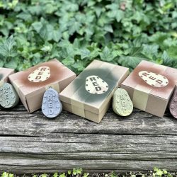 Környezetbarát csomagolásban érkező Red Sinker inline és grippa horgász súlyok, természetközeli dizájnnal. Red Sinker horgász súlyok környezetbarát csomagolásban, inline és grippa modellek