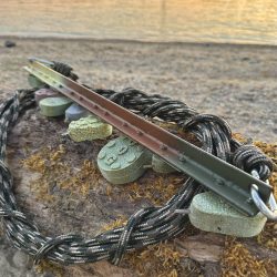 A Red Sinker súlyok mágneses tulajdonságának köszönhetően egyszerűen visszagyűjthetők a vízből – tisztább környezet, gazdaságos horgászat. Red Sinker horgász súlyok mágneses visszagyűjtése a partról