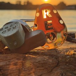 A Red Sinker horgász súlyok nemcsak funkcionálisak, hanem stílusos megjelenésükkel a természetben is különleges hangulatot teremtenek. Red Sinker horgász súly naplementében a vízparton