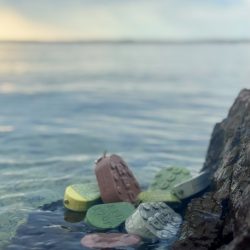 Red Sinker horgász súlyok a tenger hullámainál – természetközeli erő, kompromisszumok nélkül. Red Sinker horgász súlyok a tengerpart kövein