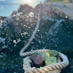 Red Sinker környezetbarát horgász nehezékek a tenger hullámai között, kötélben elhelyezve. Red Sinker ólommentes horgász súlyok hullámok között kötélben