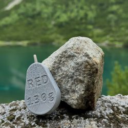 130 grammos szürke Red Sinker inline horgász súly – stabilitás és erő természetes környezetben. Red Sinker 130g szürke inline horgász súly kőnél, természetes környezetben