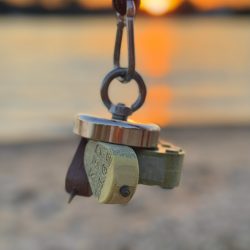 A Red Sinker mágneses horgász súly egyszerűen visszagyűjthető a vízből erős mágnes segítségével, így mindig kéznél marad. Red Sinker Környezetbarát horgász súlyok mágneses visszagyűjtése naplementében