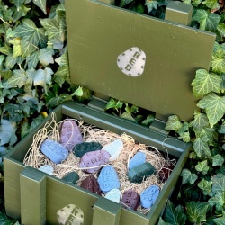 Red Sinker ólommentes horgász súlyok természetes környezetben, praktikus ládában tárolva. Red Sinker horgász súlyok ládában – ólommentes, környezetbarát pontyozó és bojlis súlyok természetes környezetben