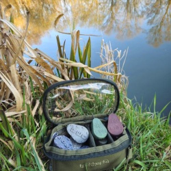 Red Sinker súlyok horgász táskában – felkészülés pontyhorgászatra a természetben Red Sinker horgász súlyok táskában a vízparton – pontyhorgászat felszerelés és környezetbarát ólommentes súlyok